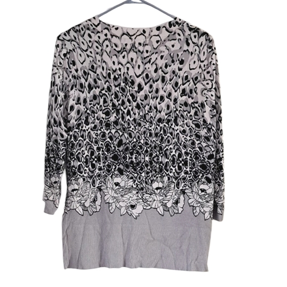 Cyrus Black & White Abstract Flower  Button Up V-Neck 3/4 Sleeve Cardigan 1X - Picture 7 of 11